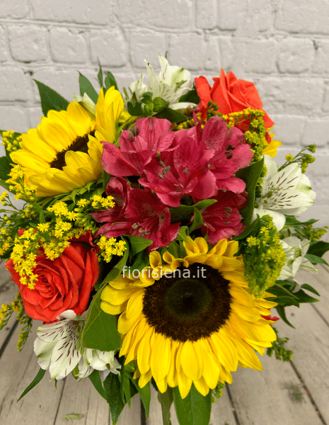 Bouquet di fiori e colori assortiti.