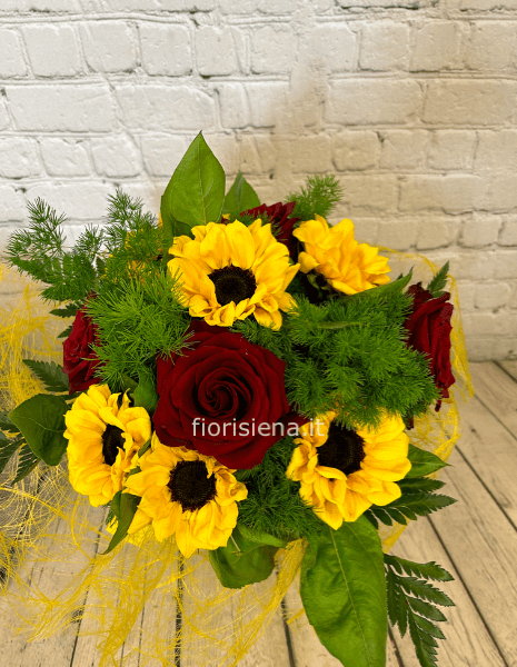 Bouquet di girasoli e rose