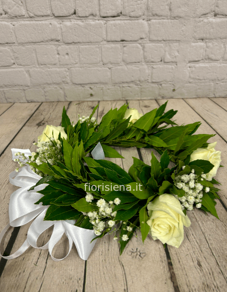 Coroncina con rose bianche e gipsofila