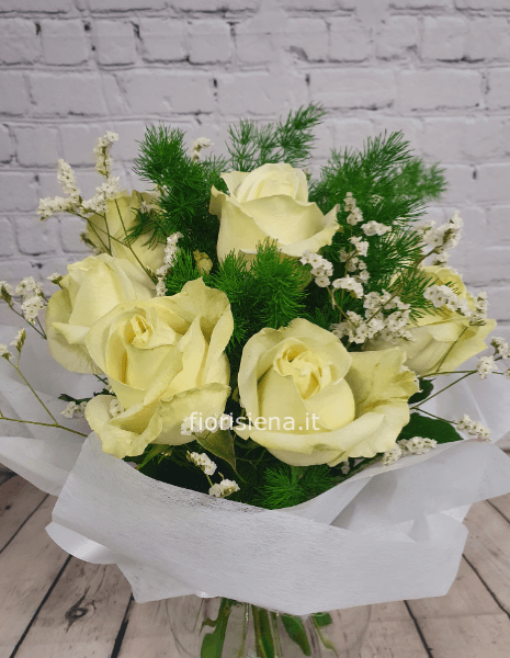 Rose bianche a steli, prima scelta, lunghezza 60 cm.