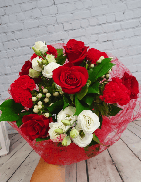 Bouquet di rose rosse e lisianthus.