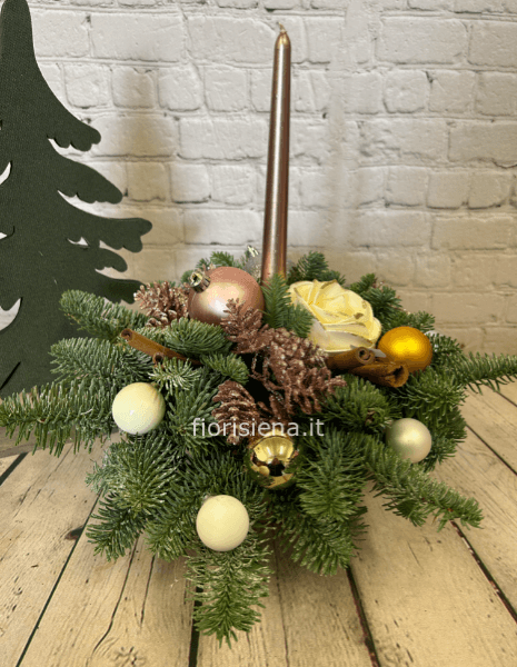 Composizione natalizia con candele 
